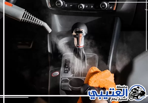 تنظيف السيارة أمام مقر العمل في الظهران