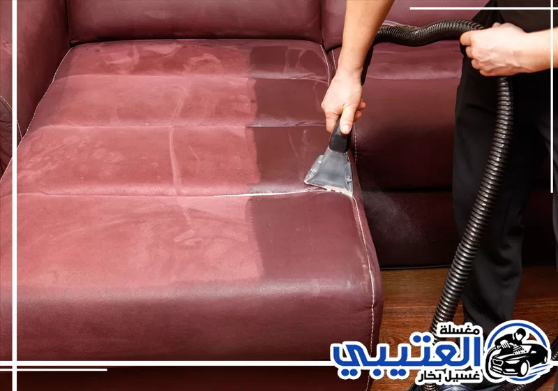 تنظيف الكنب بالمكنسة في الدمام لشفط الأتربة من الفواصل وتحت الوسائد جيدا قبل البدء بتنظيف المفروشات.