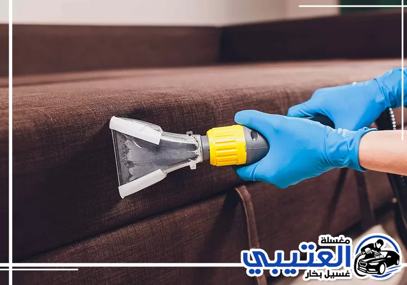 تنظيف الكنب القماشي بالدمام باستخدام أدوات مناسبة لإزالة الغبار والأوساخ من المقاعد والزوايا الضيقة.