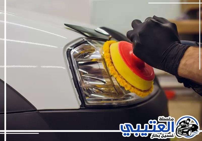 تلميع مصباح سيارة بيضاء بوسادة دوارة لإزالة العتامة وتحسين وضوح الإضاءة والمظهر.