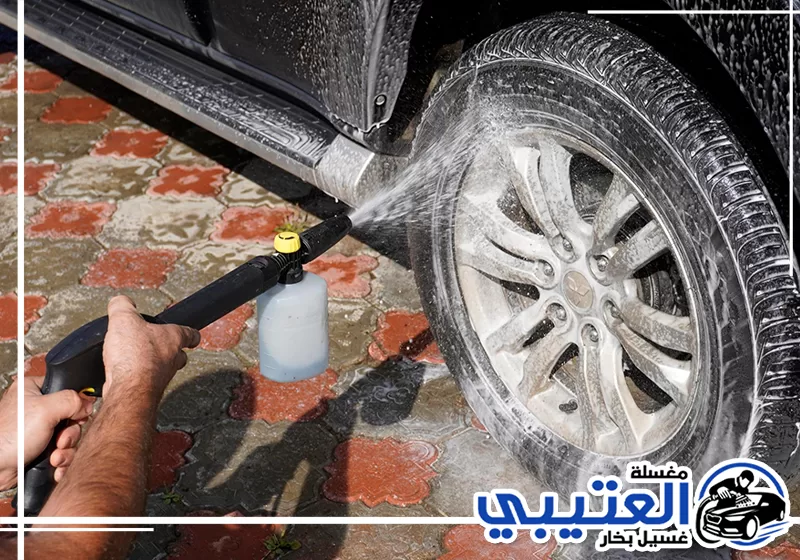 تنظيف إطار سيارة بالماء المضغوط لإزالة الأتربة والرواسب من العجلة والهيكل السفلي.