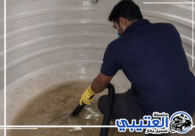 تعقيم خزانات المياه بالدمام بعد التنظيف باستخدام مواد مناسبة وفق تعليمات الاستخدام لضمان شطف الخزان.
